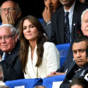 L'épouse du prince William avait opté pour une tenue très chic ce jour-là
Catherine (Kate) Middleton, princesse de Galles, assiste au quart de finale Angleterre-Fidji, coupe du monde de rugby 2023, au Stade Vélodrome à Marseille le 15 octobre 2023. À ses côtés Bill Beaumont et Rob Briers. © Bruno Bebert / Bestimage 