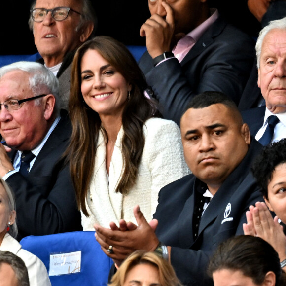 Catherine (Kate) Middleton, princesse de Galles, assiste au quart de finale Angleterre-Fidji, coupe du monde de rugby 2023, au Stade Vélodrome à Marseille le 15 octobre 2023. À ses côtés Bill Beaumont et Rob Briers. © Bruno Bebert / Bestimage 