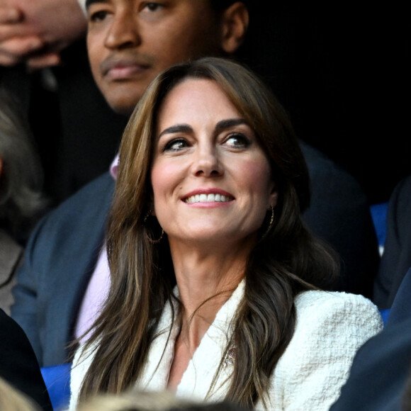 Catherine (Kate) Middleton, princesse de Galles, assiste au quart de finale Angleterre-Fidji, coupe du monde de rugby 2023, au Stade Vélodrome à Marseille le 15 octobre 2023. À ses côtés Bill Beaumont et Rob Briers. © Bruno Bebert / Bestimage 