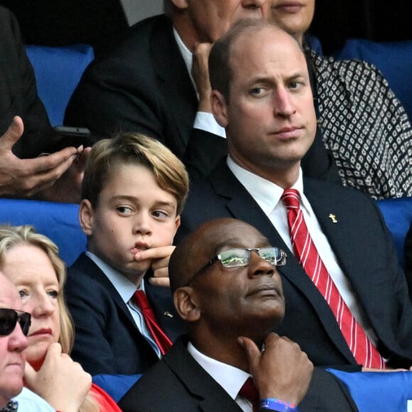 Le prince William, prince de Galles et son fils le prince George assistent au quart de finale entre le Pays de Galles et l'Argentine à Marseille lors de la Coupe du monde de Rugby 2023 le 14 octobre 2023. © Bruno Bebert / Bestimage 