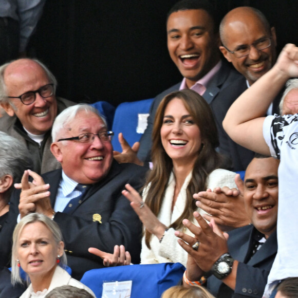 Catherine (Kate) Middleton, princesse de Galles, assiste au quart de finale Angleterre-Fidji, coupe du monde de rugby 2023, au Stade Vélodrome à Marseille le 15 octobre 2023. À ses côtés Rob Briers et Bill Beaumont. © Bruno Bebert / Bestimage 