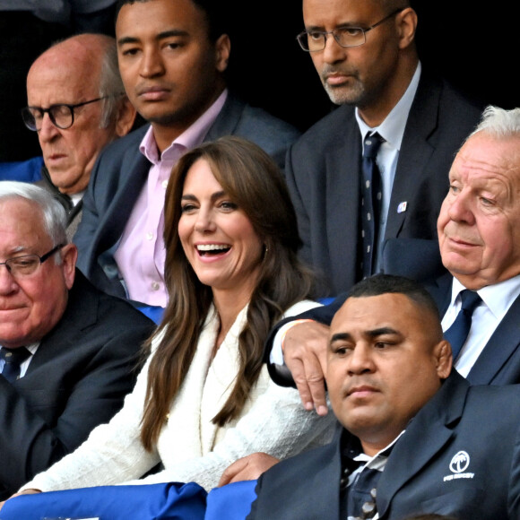 Catherine (Kate) Middleton, princesse de Galles, assiste au quart de finale Angleterre-Fidji, coupe du monde de rugby 2023, au Stade Vélodrome à Marseille le 15 octobre 2023. À ses côtés Rob Briers et Bill Beaumont. © Bruno Bebert / Bestimage 