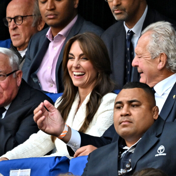 Catherine (Kate) Middleton, princesse de Galles, assiste au quart de finale Angleterre-Fidji, coupe du monde de rugby 2023, au Stade Vélodrome à Marseille le 15 octobre 2023. À ses côtés Rob Briers et Bill Beaumont. © Bruno Bebert / Bestimage 