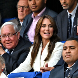 Catherine (Kate) Middleton, princesse de Galles, assiste au quart de finale Angleterre-Fidji, coupe du monde de rugby 2023, au Stade Vélodrome à Marseille le 15 octobre 2023. À ses côtés Rob Briers et Bill Beaumont. © Bruno Bebert / Bestimage 