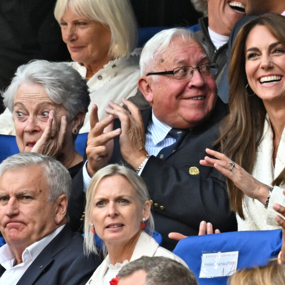 Catherine (Kate) Middleton, princesse de Galles, assiste au quart de finale Angleterre-Fidji, coupe du monde de rugby 2023, au Stade Vélodrome à Marseille le 15 octobre 2023. À ses côtés Rob Briers et Bill Beaumont. © Bruno Bebert / Bestimage 