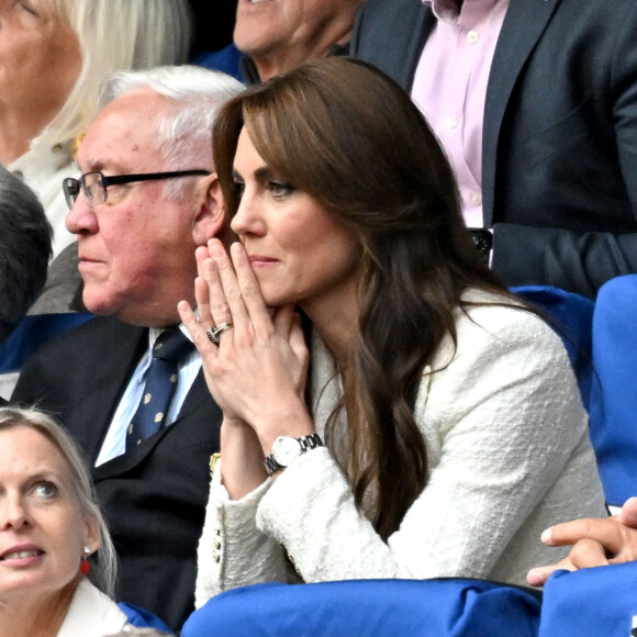 Kate Middleton a assisté au match opposant l'Angleterre aux îles Fidji
Catherine (Kate) Middleton, princesse de Galles, assiste au quart de finale Angleterre-Fidji, coupe du monde de rugby 2023, au Stade Vélodrome à Marseille. À ses côtés Rob Briers et Bill Beaumont. © Bruno Bebert / Bestimage 