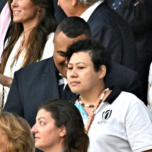 Catherine (Kate) Middleton, princesse de Galles, assiste au quart de finale Angleterre-Fidji, coupe du monde de rugby 2023, au Stade Vélodrome à Marseille le 15 octobre 2023. À ses côtés Rob Briers et Bill Beaumont. © Bruno Bebert / Bestimage 
