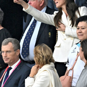 Catherine (Kate) Middleton, princesse de Galles, assiste au quart de finale Angleterre-Fidji, coupe du monde de rugby 2023, au Stade Vélodrome à Marseille le 15 octobre 2023. À ses côtés Rob Briers et Bill Beaumont. © Bruno Bebert / Bestimage 