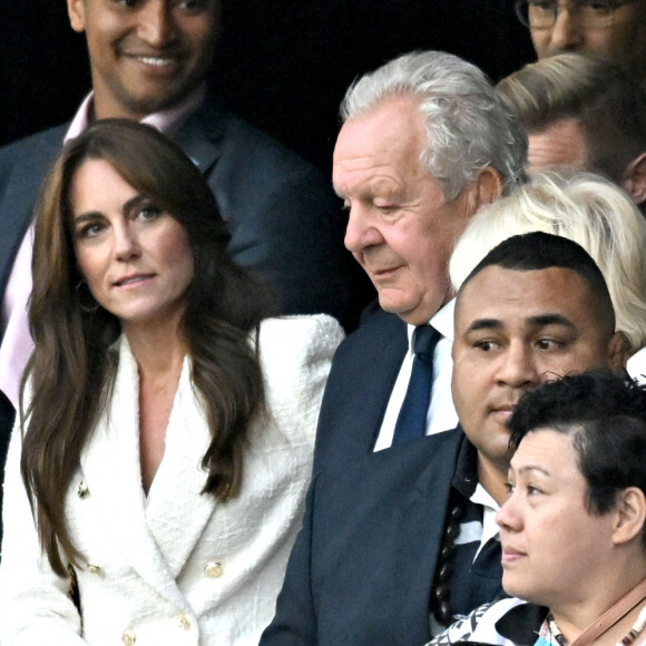 Catherine (Kate) Middleton, princesse de Galles, assiste au quart de finale Angleterre-Fidji, coupe du monde de rugby 2023, au Stade Vélodrome à Marseille le 15 octobre 2023. À ses côtés Rob Briers et Bill Beaumont. © Bruno Bebert / Bestimage 
