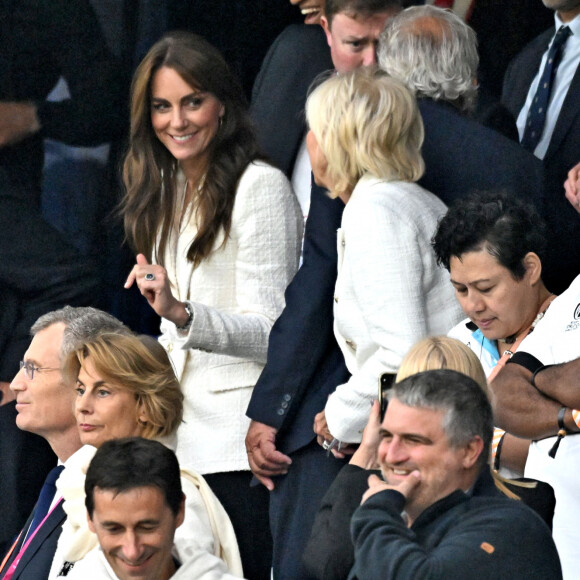 Catherine (Kate) Middleton, princesse de Galles, assiste au quart de finale Angleterre-Fidji, coupe du monde de rugby 2023, au Stade Vélodrome à Marseille le 15 octobre 2023. À ses côtés Rob Briers et Bill Beaumont. © Bruno Bebert / Bestimage 