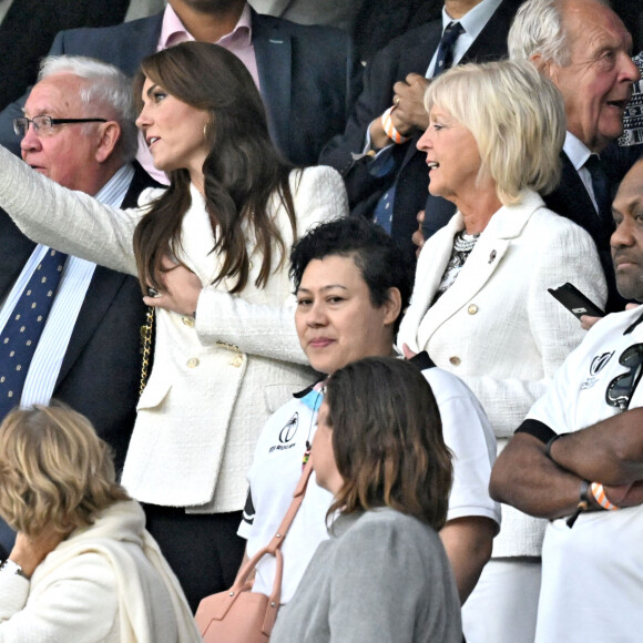 Catherine (Kate) Middleton, princesse de Galles, assiste au quart de finale Angleterre-Fidji, coupe du monde de rugby 2023, au Stade Vélodrome à Marseille le 15 octobre 2023. À ses côtés Rob Briers et Bill Beaumont. © Bruno Bebert / Bestimage 