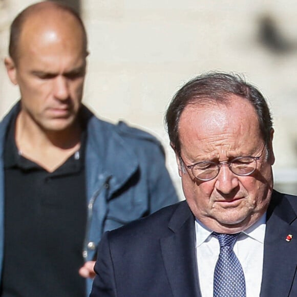 François Hollande - Obsèques du journaliste Jean-Pierre Elkabbach au cimetière du Montparnasse dans le 14ème arrondissement de Paris, France, le 6 octobre 2023. © Christophe Clovis/Bestimage 