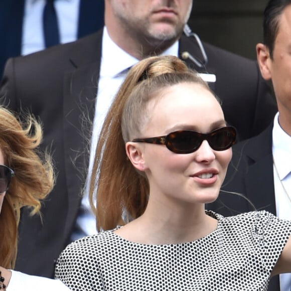 Vanessa Paradis et sa fille Lily-Rose Depp - Sorties du défilé de mode "Chanel", collection Haute-Couture automne-hiver 2018/2019, à Paris. Le 3 juillet 2018 © CVS-Veeren / Bestimage