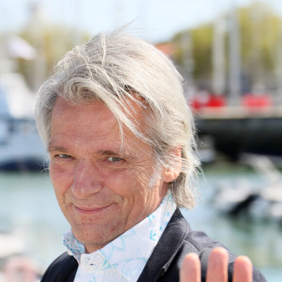 Il était avec ses grand-parents
Yvan Le Bolloc'h au photocall de la série "Camera café" lors de la 24ème édition du Festival de la Fiction TV de La Rochelle, France, le 17 septembre 2022. © Patrick bernard/Bestimage 