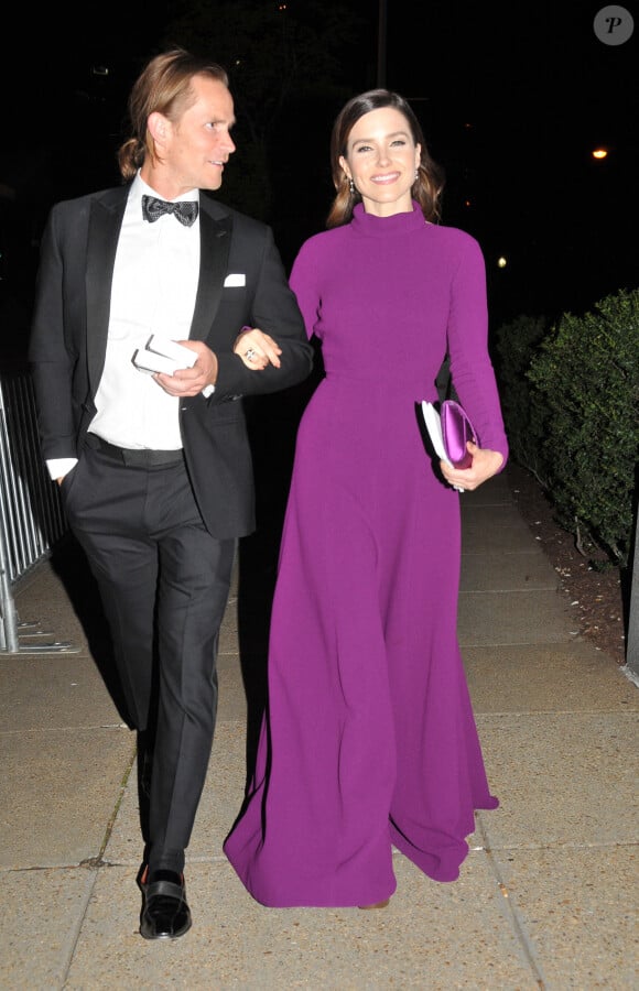 Sophia Bush et son mari Chad Michael Murray à la sortie du dîner annuel des "Associations de Correspondants de la Maison Blanche" à l'hôtel Hilton à Washington DC, le 30 avril 2022. 
