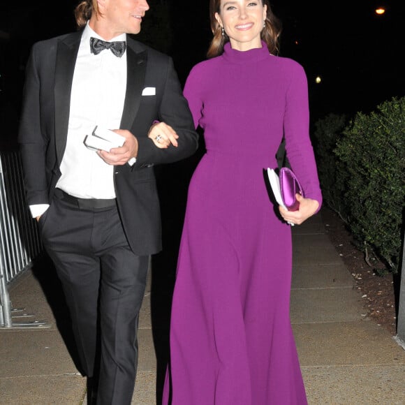 Sophia Bush et son mari Chad Michael Murray à la sortie du dîner annuel des "Associations de Correspondants de la Maison Blanche" à l'hôtel Hilton à Washington DC, le 30 avril 2022. 