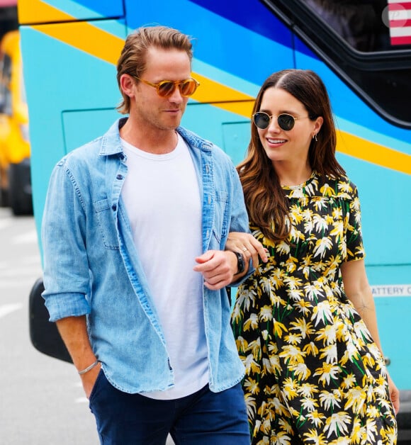 Sophie Bush s'était fiancée à Grant Hughes en Italie
Exclusif - Sophia Bush et son compagnon Grant Hughes font une promenade romantique à New York City, New York, Etats-Unis, le 21 juin 2021. 