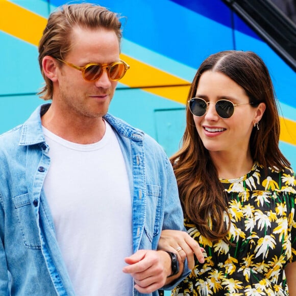 Sophie Bush s'était fiancée à Grant Hughes en Italie
Exclusif - Sophia Bush et son compagnon Grant Hughes font une promenade romantique à New York City, New York, Etats-Unis, le 21 juin 2021. 