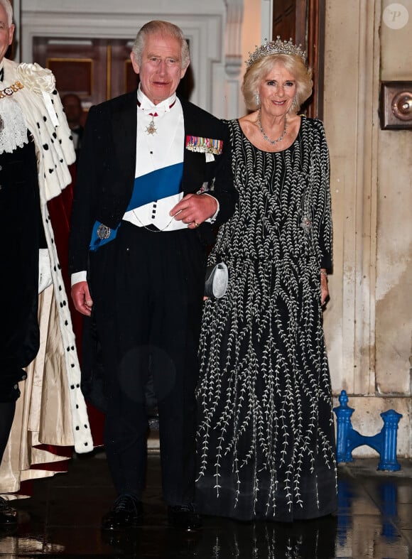 Elle est arrivée au bras de son mari, dans une robe superbe.
Le roi Charles III d'Angleterre et la reine consort Camilla Parker Bowles lors d'un dîner à la Mansion House à Londres, en l'honneur du travail des institutions civiques de la ville de Londres. Le 18 octobre 2023 