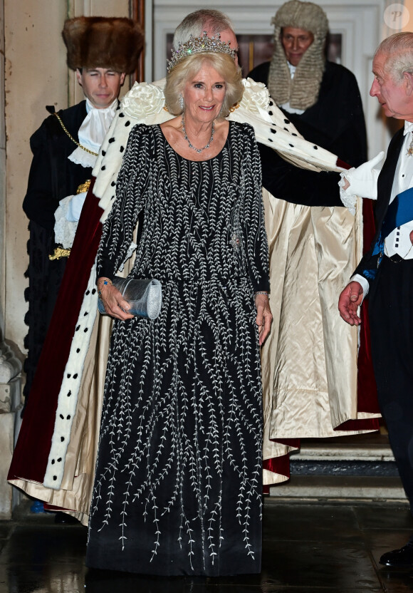 Ses bijoux étaient ceux de la reine Elizabeth II.
Le roi Charles III d'Angleterre et la reine consort Camilla Parker Bowles lors d'un dîner à la Mansion House à Londres, en l'honneur du travail des institutions civiques de la ville de Londres. Le 18 octobre 2023 