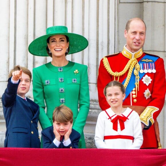 En revanche, le prince William et Kate Middleton étaient restés à la maison pour s'occuper de leurs enfants.
Le prince George, le prince Louis, la princesse Charlotte, Kate Catherine Middleton, princesse de Galles, le prince William de Galles - La famille royale d'Angleterre sur le balcon du palais de Buckingham lors du défilé "Trooping the Colour" à Londres. Le 17 juin 2023 