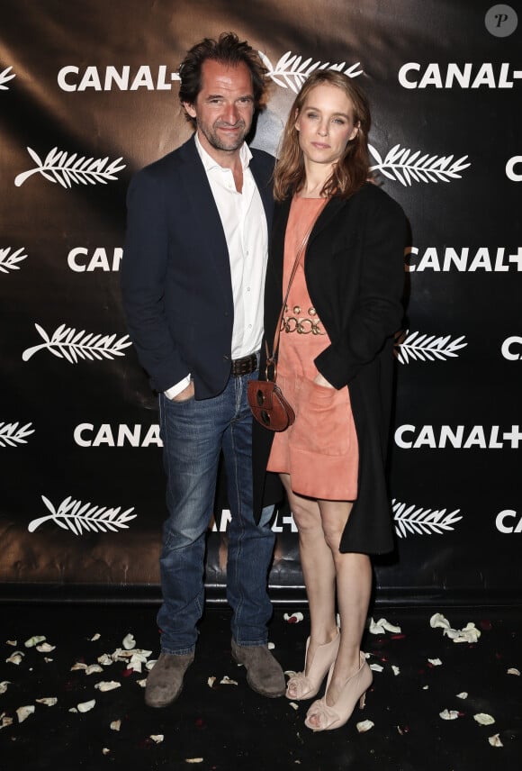 L'humoriste et la romancière belges se sont unis en 2014
Stéphane De Groodt et Odile d'Oultremont - Soirée Canal + à Mougins lors du 68ème festival international du film de Cannes. Le 15 mai 2015 