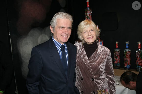 Claude Sérillon et Catherine Ceylac lors du lancement de la nouvelle bouteille de vodka réalisée par le peintre Robert Combas à L'hôtel Marignan Paris le 16 décembre 2022. 