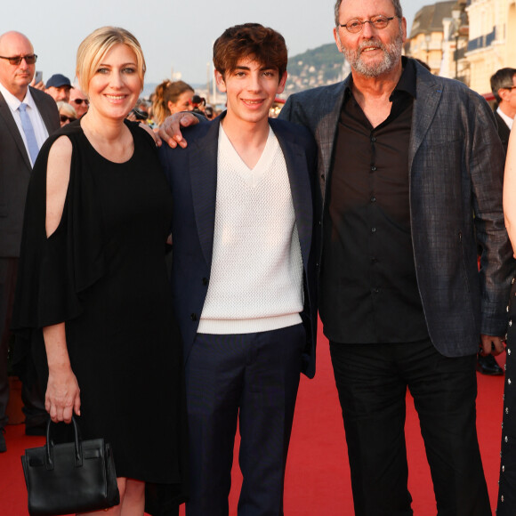 Amanda Sthers, Jean Réno et Léon Hesby - 37e festival du film de Cabourg (37ème journées romantiques du 14 au 18 juin 2023), à Cabourg, le 16 juin 2023. © Coadic Guirec/Bestimage