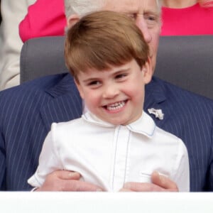 Une IA a dévoilé son portrait
Le prince Charles, prince de Galles avec le prince Louis de Cambridge - La famille royale regarde la grande parade qui clôture les festivités du jubilé de platine de la reine à Londres le 5 juin 2022. 