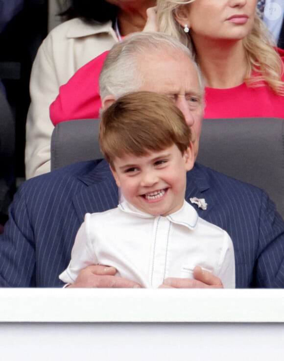 Une IA a dévoilé son portrait
Le prince Charles, prince de Galles avec le prince Louis de Cambridge - La famille royale regarde la grande parade qui clôture les festivités du jubilé de platine de la reine à Londres le 5 juin 2022. 