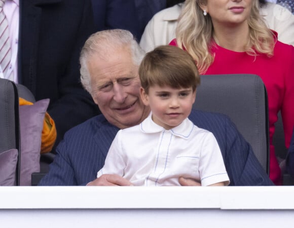 Tous séduits par le charme certain du jeune Louis
Le prince Charles, prince de Galles, Le prince Louis de Cambridge - Jubilé de platine de la reine Elisabeth II d'Angleterre à Bukingham Palace à Londres, le 5 juin 2022. 