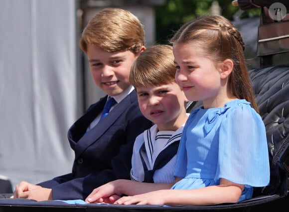 Le prince George de Cambridge, le prince Louis et la princesse Charlotte - Les membres de la famille royale regardent le défilé Trooping the Colour depuis un balcon du palais de Buckingham à Londres lors des célébrations du jubilé de platine de la reine le 2 juin 2022. 