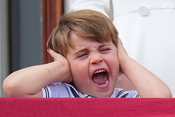 Le prince Louis de Cambridge - Les membres de la famille royale regardent le défilé Trooping the Colour depuis un balcon du palais de Buckingham à Londres lors des célébrations du jubilé de platine de la reine le 2 juin 2022. 