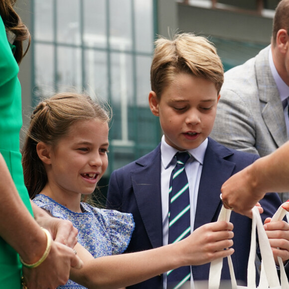 Le prince William, prince de Galles, et Catherine (Kate) Middleton, princesse de Galles, avec leurs enfants le prince George de Galles, et la princesse Charlotte de Galles, arrivent pour assister à la finale homme du tournoi de Wimbledon 2023 à Londres, le 16 juillet 2023.