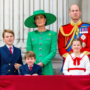 Kate Middleton est très présente pour les joueurs de l'équipe anglaise
Le prince George, le prince Louis, la princesse Charlotte, Kate Catherine Middleton, princesse de Galles, le prince William de Galles - La famille royale d'Angleterre sur le balcon du palais de Buckingham lors du défilé "Trooping the Colour" à Londres. Le 17 juin 2023
