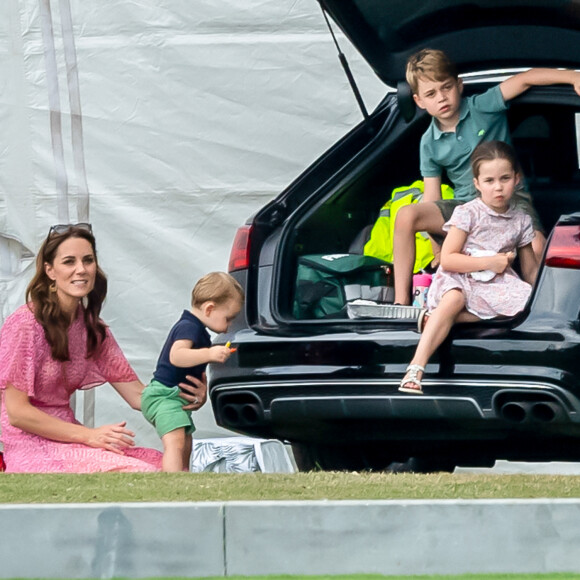 Kate Middleton est actuellement en vacances en famille
Catherine (Kate) Middleton, duchesse de Cambridge avec ses enfants, le prince George de Cambridge, la princesse Charlotte de Cambridge et le prince Louis de Cambridge lors d'un match de polo de bienfaisance King Power Royal Charity Polo Day à Wokinghan, comté de Berkshire, Royaume Uni
