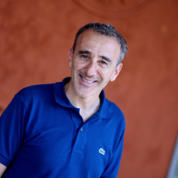 "J'y ai passé 3 jours, dans le silence total, je me suis déconnecté d'internet...
Elie Semoun - Célébrités au Village lors des Internationaux de France de tennis de Roland Garros 2023 à Paris le 10 juin 2023. © Jacovides-Moreau/Bestimage 