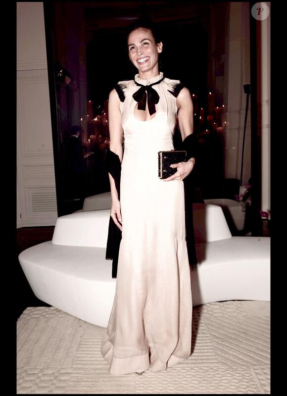 Inés Sastre : Une beauté renversante joliment moulée dans une superbe robe Valentino