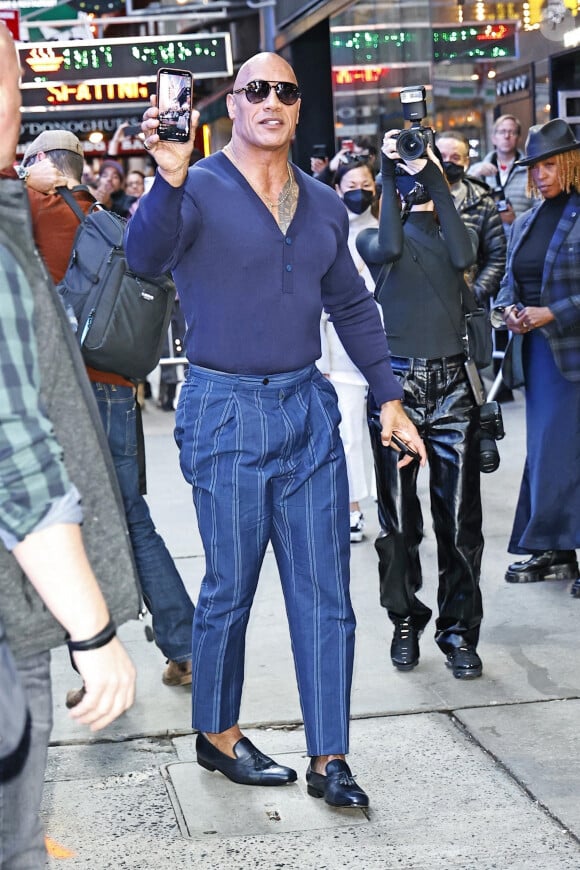 Dwayne Johnson film en Facetime son arrivée à l'émission "Good Morning America" à New York, le 12 octobre 2022.  Actor Dwayne "The Rock" Johnson Facetimes his way into the 'Good Morning America' talk show in Times Square, New York City. October 12th, 2022. 