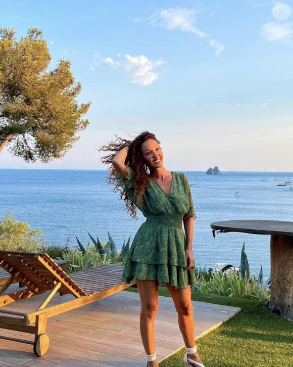 L'ancienne décoratrice d'intérieur de "Maison à vendre" s'est dévoilée sur sa somptueuse terrasse de sa maison dans le Var
Emmanuelle Rivassoux est mariée au beau DJ Gilles Luka depuis 16 ans - Instagram