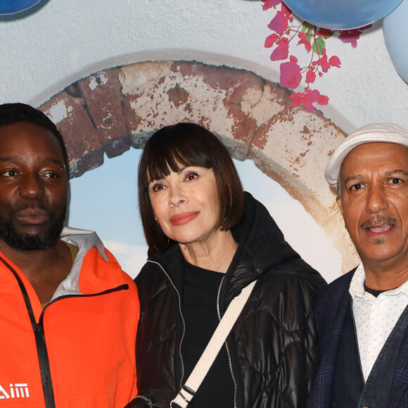 Mathilda May et son mari Sly Johnson, Pascal Légitimus - Soirée de gala pour la première de la comédie musicale "Mamma Mia ! Le Musical" au Casino de Paris le 26 octobre 2023. © Coadic Guirec/Bestimage