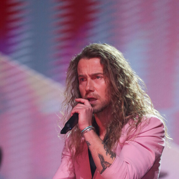 Il semble s'être muré dans le silence.
Exclusif - Julien Doré est en concert au Zenith Arena à Lille le 10 décembre 2022. © Stéphane Vansteenkiste / Bestimage 