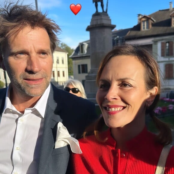 La preuve avec la photo d'eux postée en story par Chloé Jouannet, Thomas enlaçant tendrement son épouse par la taille
Thomas Jouannet et son épouse Armelle Deutsch, rare photo ensemble