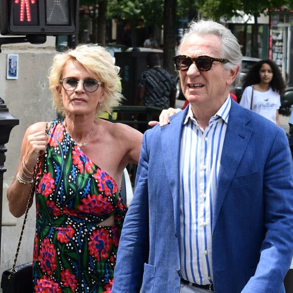 Côté coeur, elle est en couple avec l'animateur William Leymergie. Et avec lui, elle entend bien ne pas faire les mêmes erreurs que par le passé...
Sophie Davant et son compagnon William Leymergie - Mariage de Claude Lelouch à la mairie du 18ème à Paris.