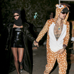 Mais qui remporte la palme de la panoplie la plus effrayante ?
Justin et Hailey Bieber au Peppermint Club de West Hollywood pour Halloween. Los Angeles.
