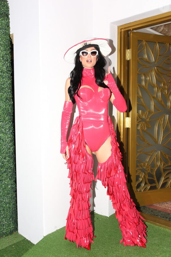 Paris Hilton déguisée en champignon en hommage à Katy Perry à la soirée d'Halloween de Vas Morgan et Michael Brauns. West Hollywood.