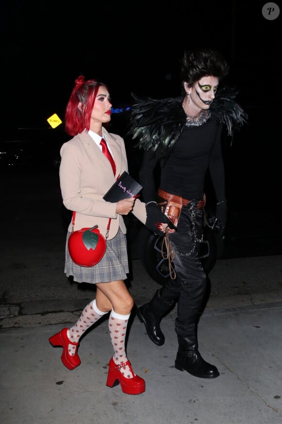 Machine Gun Kelly et Megan Fox quittent la soirée d'Halloween de Vas Morgan et Michael Braun. Los Angeles.