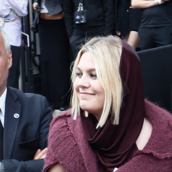 À la mort de ses parents, l'interprète de Secret a été gardée par une nourrice, Monique, qui lui a transmis sa passion pour la musique.
Louane Emera - Sortie du défilé de mode automne-hiver 2024 Haute-Couture "Jean Paul Gaultier" lors de la fashion week de Paris. Le 5 juillet 2023. © Christophe Clovis / Bestimage