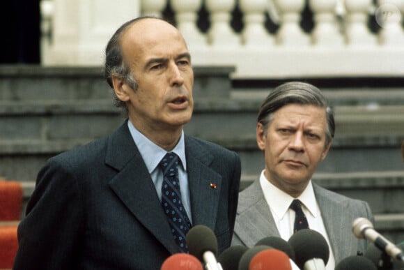Valéry Giscard d'Estaing et le chancelier allemand Helmut Schmidt lors d'une conférence de presse à Bonn le 10 décembre 1980. © imago / Panoramic / Bestimage