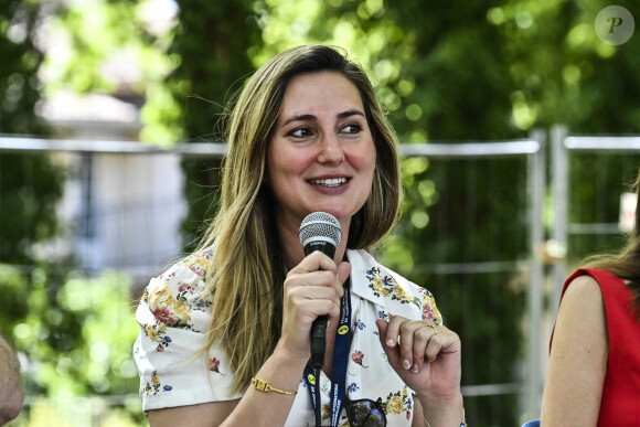 C'est indéniable lorsqu'on découvre ou rédécouvre la photo qu'elle a choisie pour annoncer s'être mariée. C'était en juin 2019.
Marie Portolano lors du festival International du Journalisme à Couthures-sur-Garonne, France, le 15 juillet 2022. © Thierry Breton /Panoramic/Bestimage